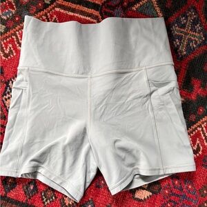 Athleta Salutation Stash 5” Light Gray Shorts